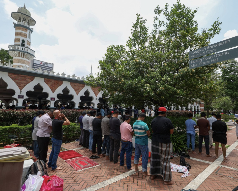Solat Jumaat Di Luar Masjid Dibolehkan, Tetapi Ada 5 Kesilapan Yang Boleh Menyebabkan Solat Anda Tidak Sah